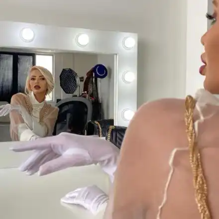 Жанета Осипова се пусна само по силикон и бижу (Горещи снимки)