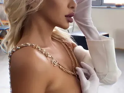 Жанета Осипова се пусна само по силикон и бижу (Горещи снимки)