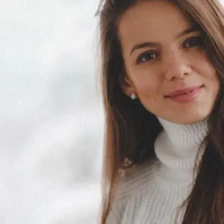 Жената на Наум Шопов се изложи с правопис (Теа Минкова не може да напише „брюнетка\")