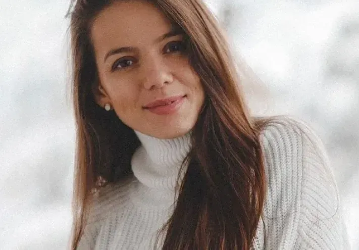Жената на Наум Шопов се изложи с правопис (Теа Минкова не може да напише „брюнетка\")