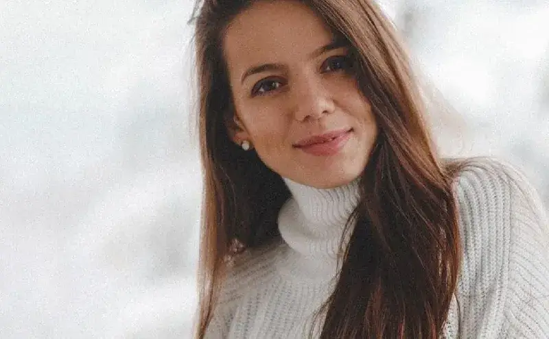 Жената на Наум Шопов се изложи с правопис (Теа Минкова не може да напише „брюнетка\")