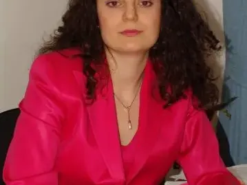 Жената на Петър Стоянович - копие на звезда от Игра на тронове