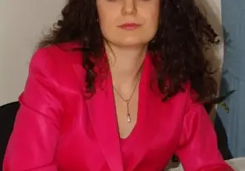 Жената на Петър Стоянович - копие на звезда от Игра на тронове