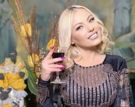 Камелия се отприщи след COVID! (Вижте горещите снимки)