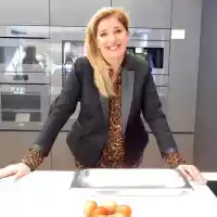 Катето Евро омеси погача с внучката