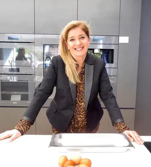 Катето Евро омеси погача с внучката