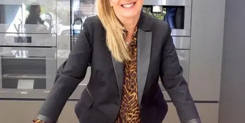 Катето Евро омеси погача с внучката