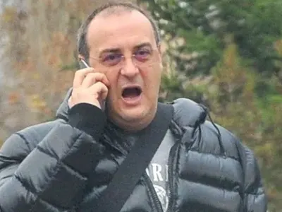 КОКОНА! Краси Радков си прави маникюр в студио за красота (Лакираха му ноктите)