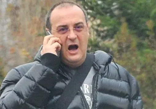 КОКОНА! Краси Радков си прави маникюр в студио за красота (Лакираха му ноктите)