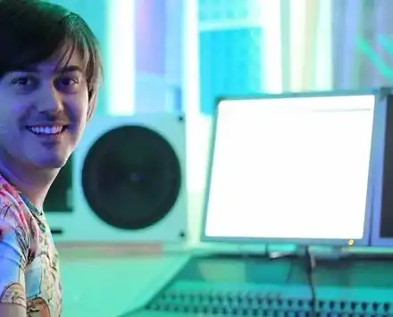 Композиторът на фолка би шута на жена си