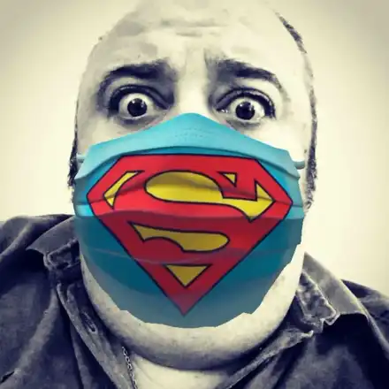 Любо Нейков носи маска дори и в джипа си