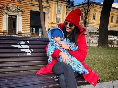 Луиза Григорова кърми в парка!