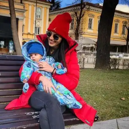 Луиза Григорова кърми в парка!