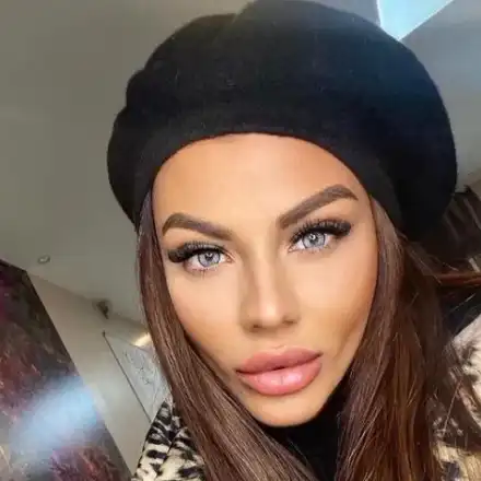 Михаела Стоичкова захвърли дрехи на Малдивите (СНИМКИ ТУК)