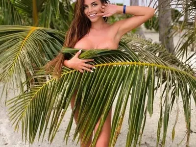 Михаела Стоичкова захвърли дрехи на Малдивите (СНИМКИ ТУК)