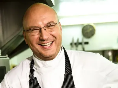 Мощен джип подкара синът на шеф Манчев