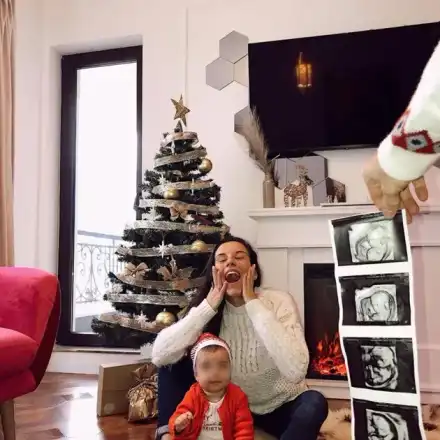 Най-красивата родна полицайка е бременна с второ (Снимки)