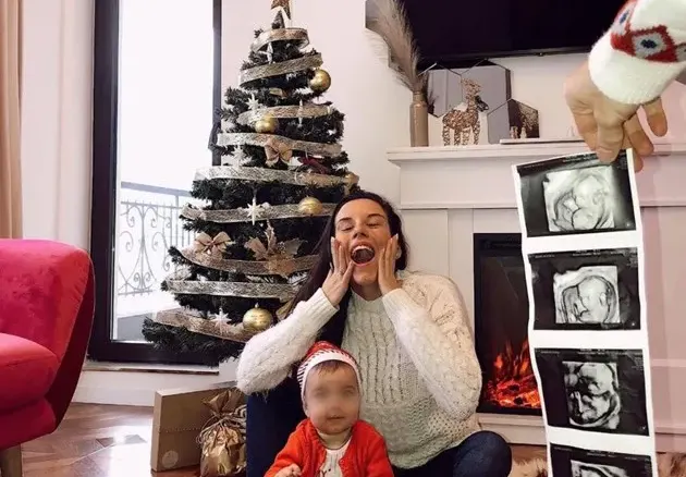 Най-красивата родна полицайка е бременна с второ (Снимки)