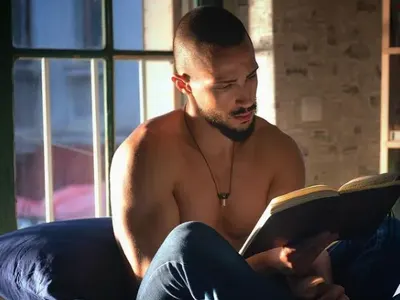 Наум Шопов купува апартамент за половин милион с пари от снимки в интернет