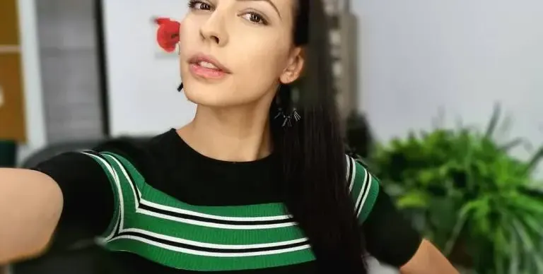 Първата целувка на Кая от „Откраднат живот” е с момиче,  изживяла любов като на героинята си в сериала