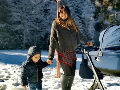 Петя Дикова по минижуп в снега