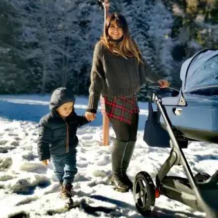 Петя Дикова по минижуп в снега