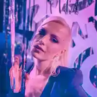 Поли Генова развя бюст