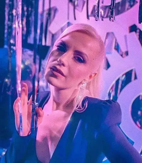 Поли Генова развя бюст