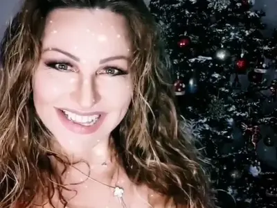 Рени извира отвсякъде! Феновете й се страхуват, че ще изскочи и от тоалетната им чиния