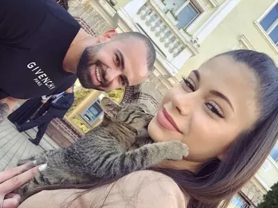 Ричи, който пласираше опасния „Липовон”, отърва  затвора и си хвана гадже