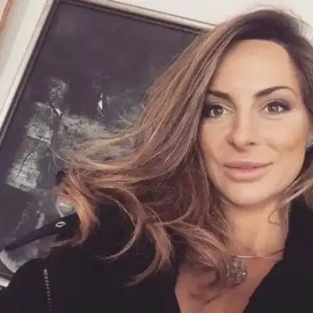 Родни красавици разпродават старите си дрехи