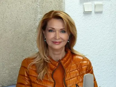 Счупен крак остави Роси Кирилова без календар (Фотографът й се потрошил, после го ударил коронавирус)