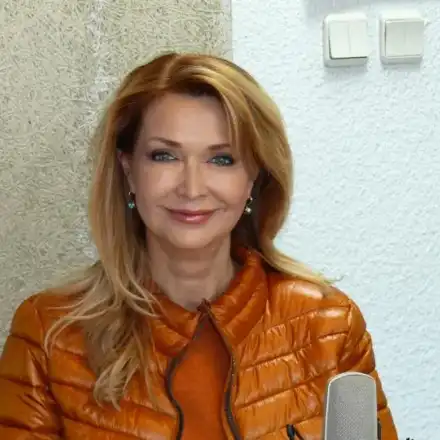 Счупен крак остави Роси Кирилова без календар (Фотографът й се потрошил, после го ударил коронавирус)