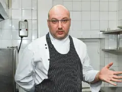 Шеф Манчев закъса за пари, харчи от спестяванията си за екскурзия до Малдивите