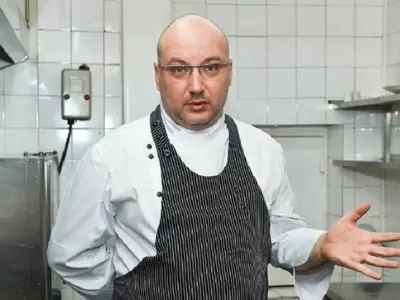 Шеф Манчев закъса за пари, харчи от спестяванията си за екскурзия до Малдивите