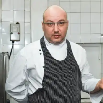 Шеф Манчев закъса за пари, харчи от спестяванията си за екскурзия до Малдивите