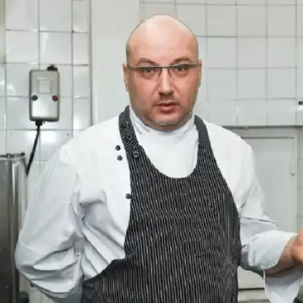 Шеф Манчев закъса за пари, харчи от спестяванията си за екскурзия до Малдивите