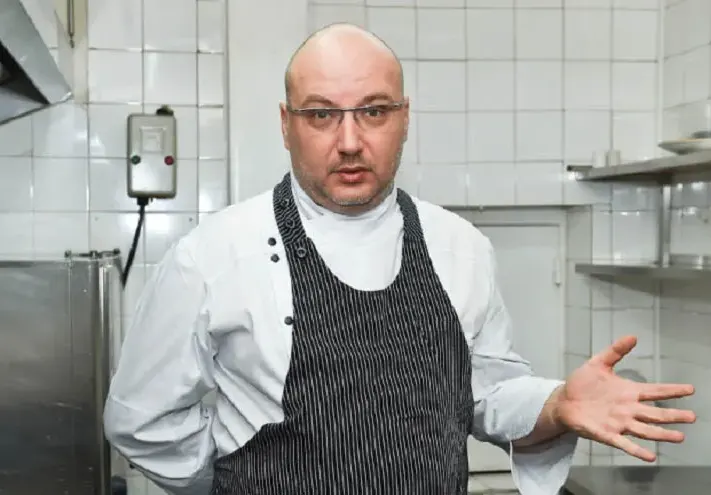 Шеф Манчев закъса за пари, харчи от спестяванията си за екскурзия до Малдивите