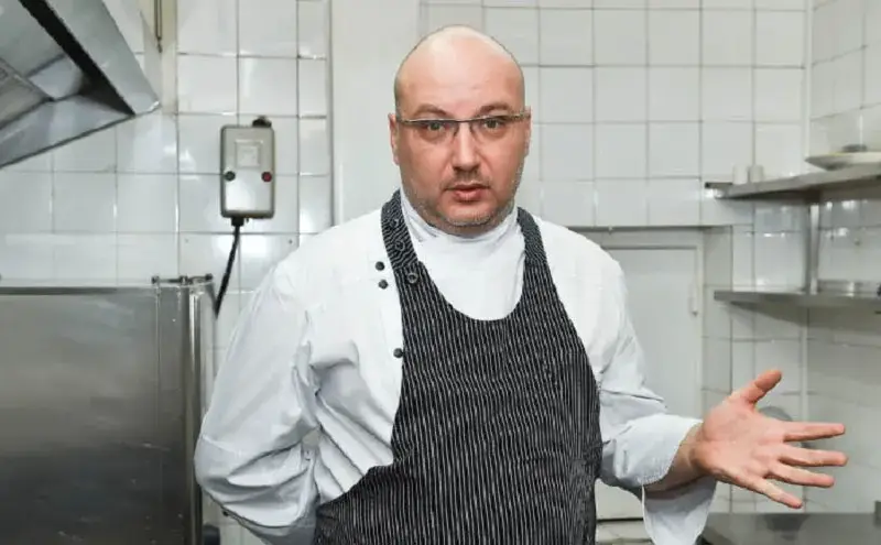 Шеф Манчев закъса за пари, харчи от спестяванията си за екскурзия до Малдивите