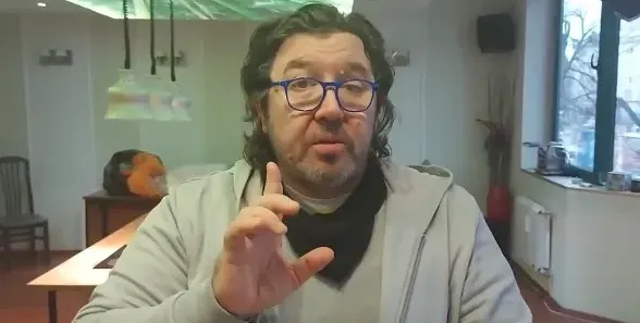 Шеф Петров развя буйна грива