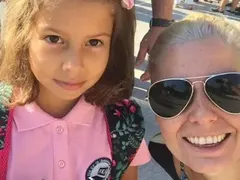 Щерката на Ласкин страда за него
