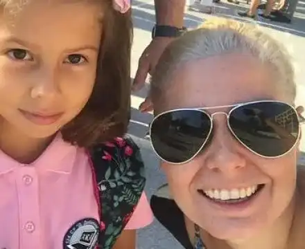 Щерката на Ласкин страда за него