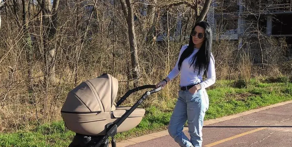 Скандалната танцьорка Габи, която пияна и надрусана помля 10 коли в Пловдив, роди момиченце (Първи снимки)