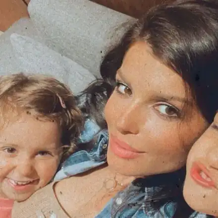 Славена Вътова гледа децата надолу с главата! (Вижте СНИМКИ)