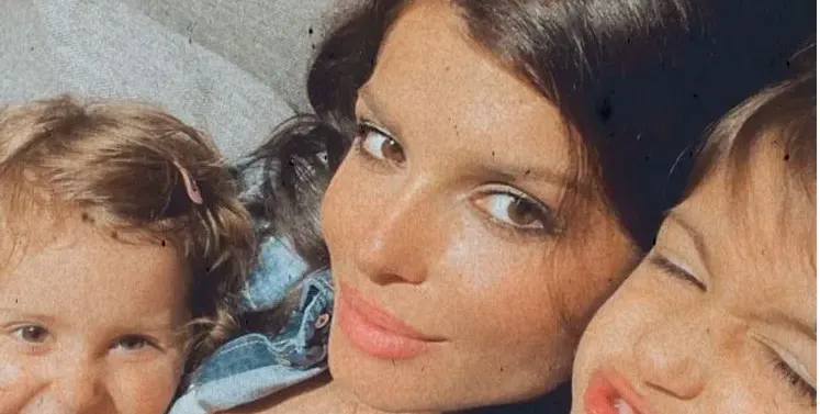 Славена Вътова гледа децата надолу с главата! (Вижте СНИМКИ)