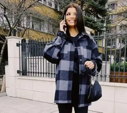 Славена Вътова мъкне тежки торби на пазар (Снимки)