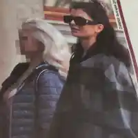 Славена Вътова мъкне тежки торби на пазар (Снимки)