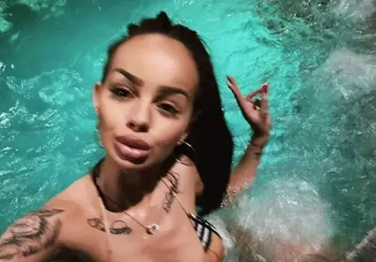 Сузанита помпа бюст тайно от баща си