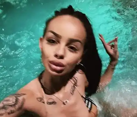 Сузанита помпа бюст тайно от баща си