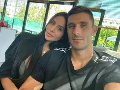 УАУ! Гаджето на Левскар захвърли дрехите (Горещи снимки)